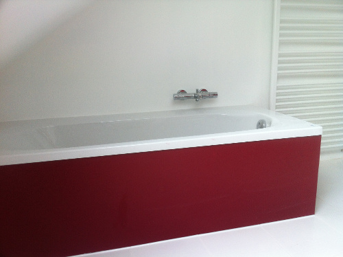 Baignoire de salle de bain rouge